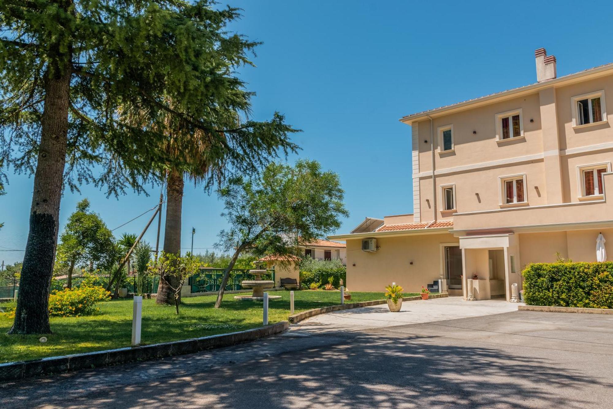 Hotel Ristorante La Mimosa Lamezia Terme Exterior foto